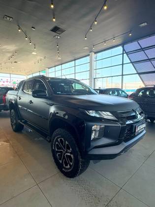 MITSUBISHI L200 TRITON 2.4 16V TURBO DIESEL SPORT HPE-S CD 4P 4X4 AUTOMÁTICO MITSUBISHI L200 TRITON 2.4 16V TURBO DIESEL SPORT HPE-S CD 4P 4X4 AUTOMÁTICO